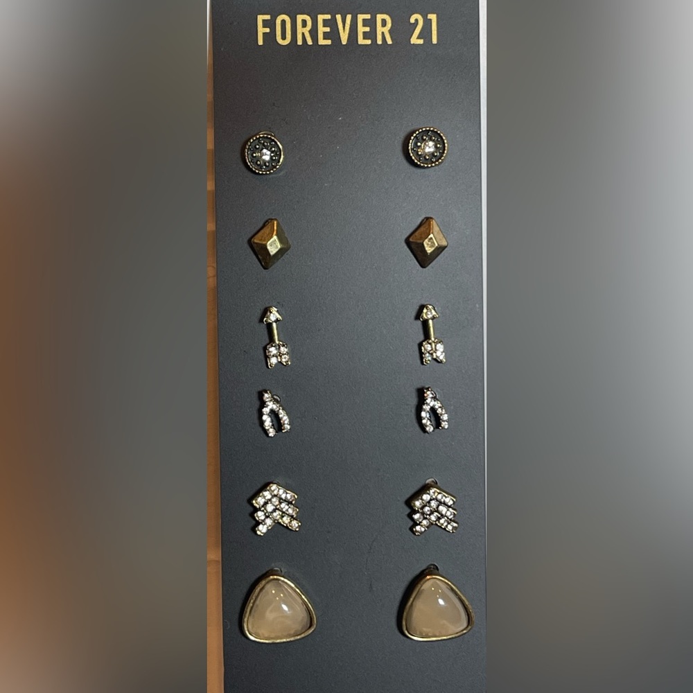Sparkle with Style: Forever 21 Set of 6 Design Gold-tone Crystal Stud Earrings